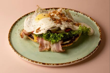 Оладушек с яйцом и беконом