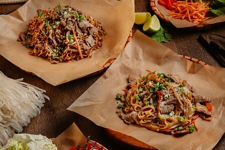 Вок с лапшой, курицей и овощами