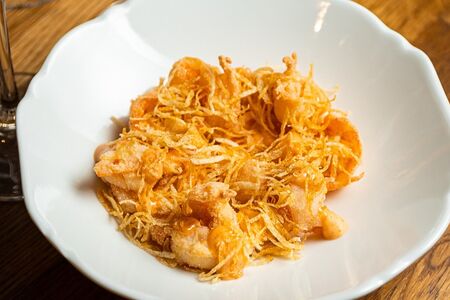 Жареные креветки с соусом руи