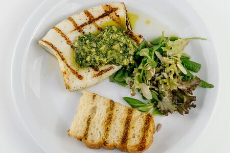 Кальмары с соусом из артишоков