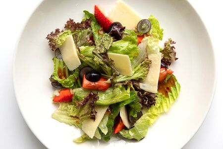 Салат с ягодой и пармезаном