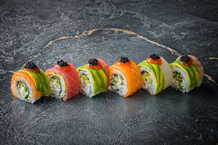 Ролл с лососем, тунцом и дорадо