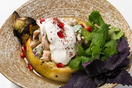 Баклажан, запеченный на углях с курицей и соусом мацони
