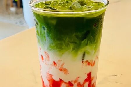 Айс Матча Латте с Клубничное