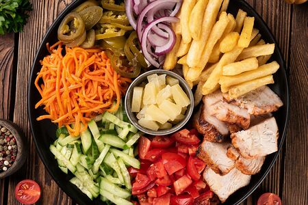 Шаверма на тарелке с ананасом