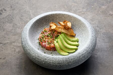 Тартар из тунца, лосося и авокадо