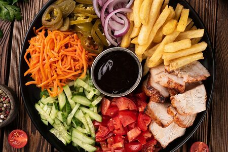 Шаверма на тарелке с брусничным соусом