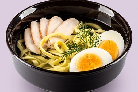 Суп куриный с лапшой удон и яйцом