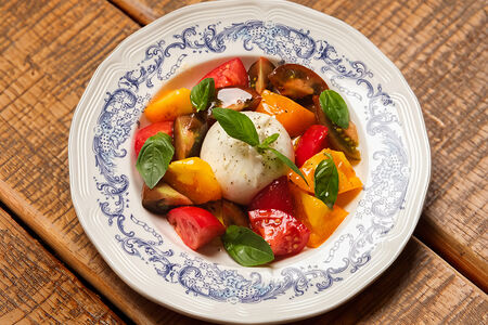 Буррата с сезонными томатами