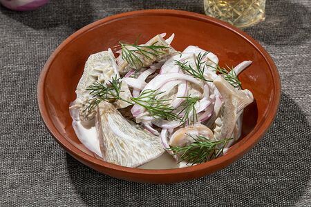 Соленые грузди со сметаной