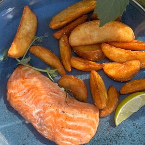 Филе лосося с картофельными дольками