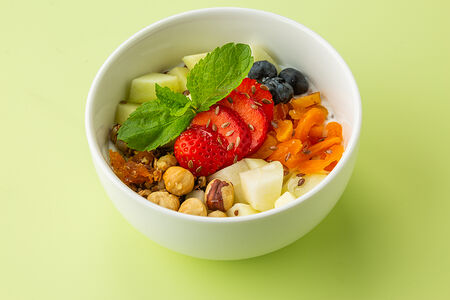 Домашняя гранола с клубникой