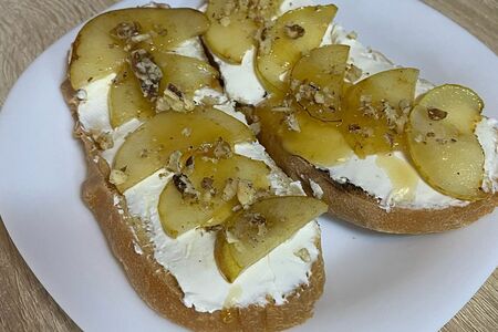 Брускетта с грушей и творожным сыром