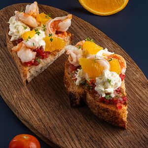 Брускетта на заквасочном хлебе, креветки, томатная сальса, молодой сыр, апельсин, пармезан