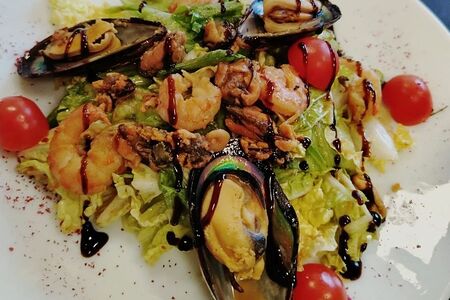 Салат с морепродуктами 