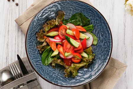 Салат из сезонных овощей с заправкой на ваш выбор