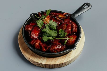 Горячая сковородка с говядиной по-бургундски и луком-шалотом