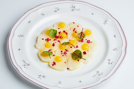 Карпаччо из гребешка с малиновой пудрой