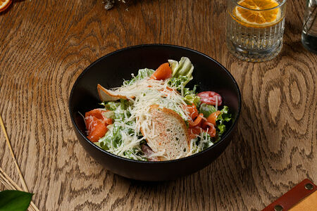 Салат с форелью под кунжут. заправкой