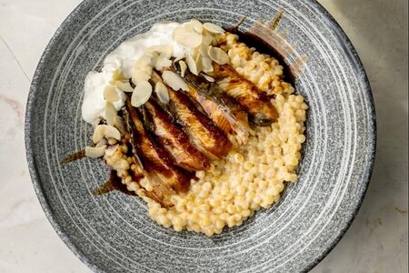 Угорь с пастой птитим и страчателлой