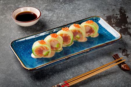 Фирменный сашими ролл с лососем, тунцом и лакедрой