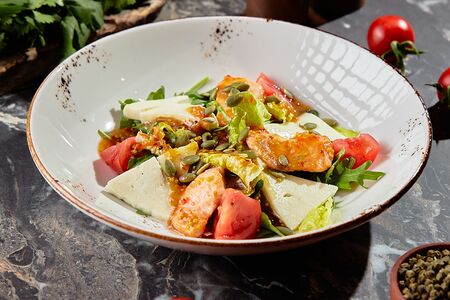 Теплый салат с лососем и сыром Сулугуни