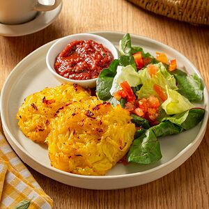 Драники с кетчупом и салатными листьями