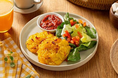 Драники с кетчупом и салатными листьями