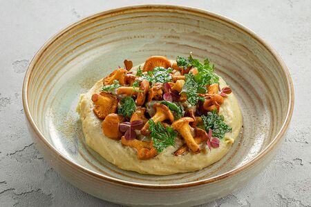 Томленный в сливках кролик с лисичками и грибным соусом