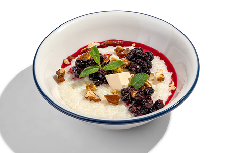 Рисовая каша со смородиной и орехами в карамели