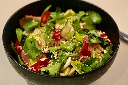 Сочный салат с ростбифом в азиатском стиле