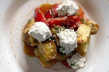 Салат с жареным баклажаном и сыром надуги