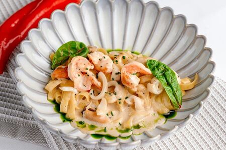 Паста с лососем и креветками