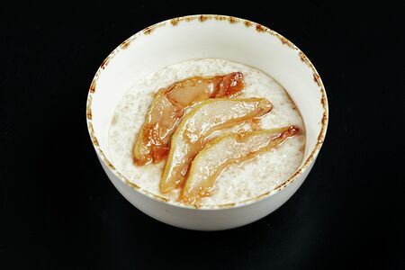 Овсяная каша с карамелизированной грушей