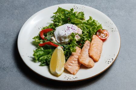 Салат с лососем и яйцом пашот