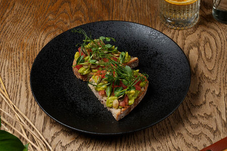 Брускетта с томатами и гуакамоле