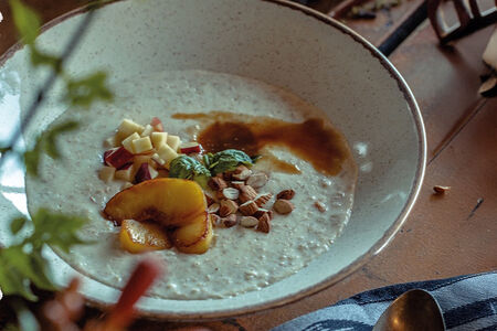 Овсяная каша с яблоком с миндалем и карамелью 