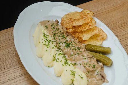 Строганов с картофельным пюре