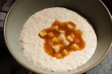 Овсяная каша с грушево-карамельным соусом