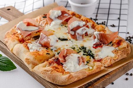 Пицца с пармой и страчателлой