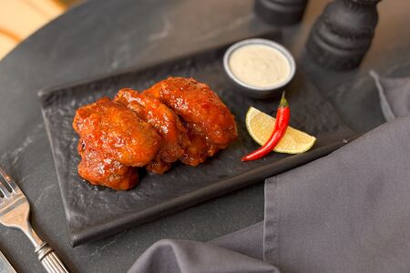Острые куриные крылья с соусом тартар