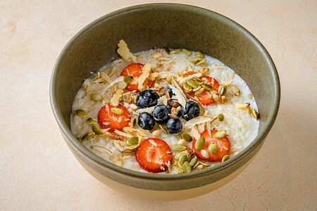 Овсянная каша с миндалем и фруктами 