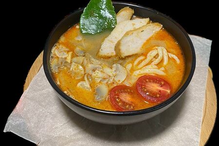 Том ям с курицей и лапшой