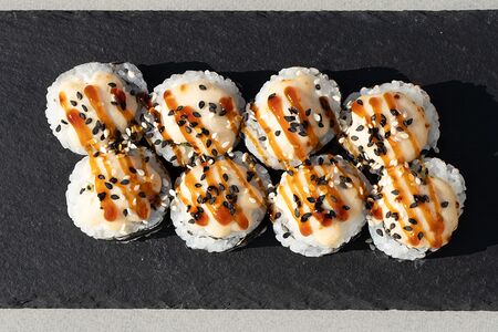 Запеченный ролл со снежным крабом