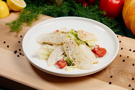 Салат с фермерским цыпленком и соусом Цезарь