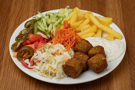 Фалафель на тарелке M