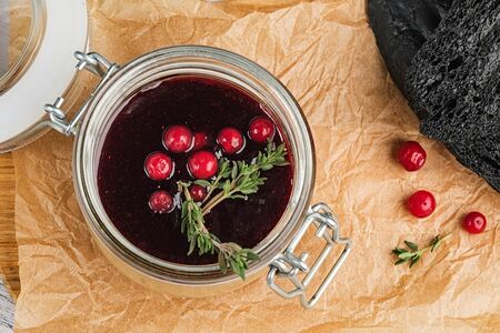 Паштет из куриной печени с брусничным соусом и черной чиабаттой