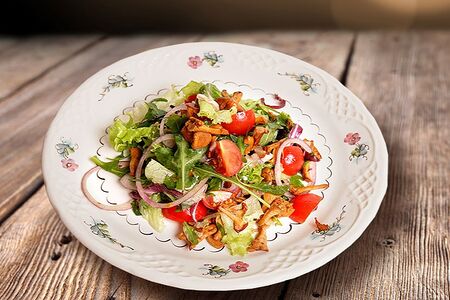 Салат из свежих овощей с руколой, лисичками и куриным филе 