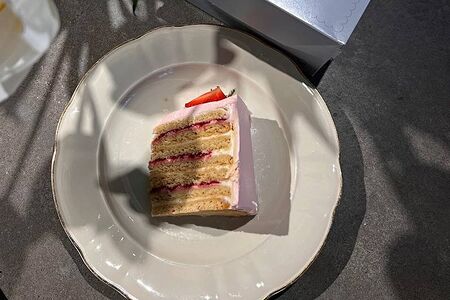 Сметанный торт с малиной 