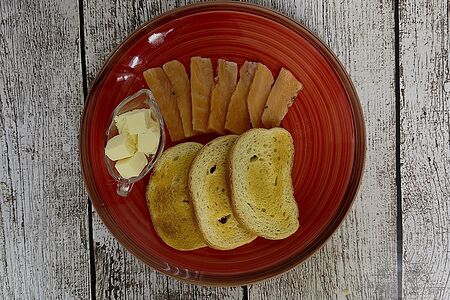 Тост с малосольной семгой и маслом